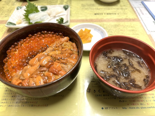 函館朝市のうにいくら丼