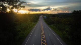 遠くまで伸びる一本道